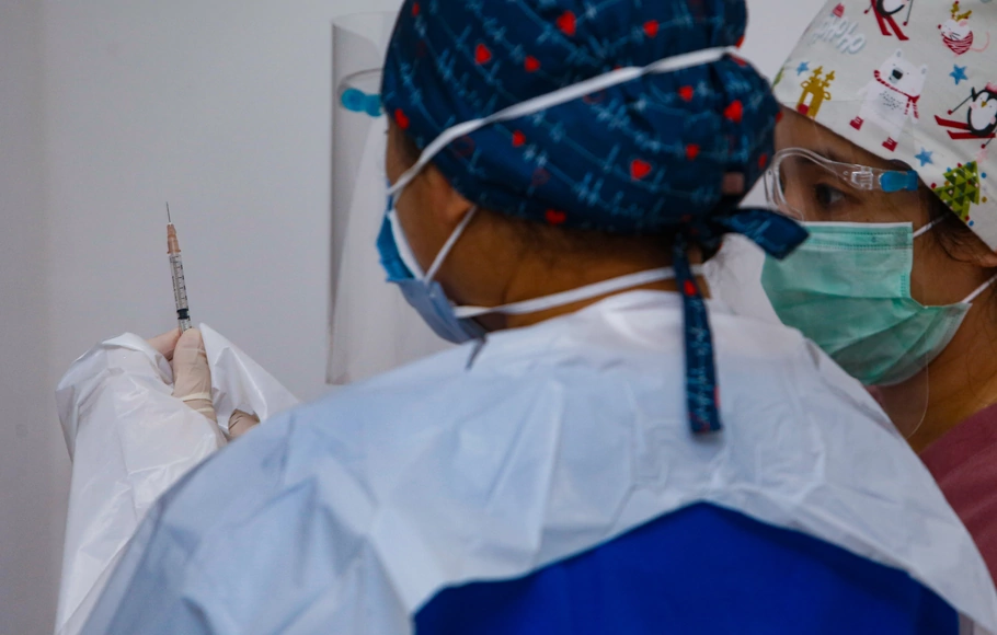 Petugas medis mempersiapkan vaksin Covid-19 produksi Sinovac sebelum proses penyuntikan menyuntikan ke tenaga kesehatan di RS Siloam TB Simatupang, Jakarta, Kamis, 14 Januari 2021.
