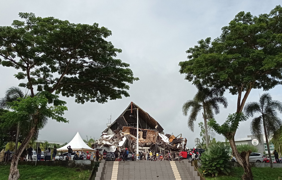 Kantor Gubernur Sulawesi Barat mengalami kerusakan akibat gempa bumi, Jumat, 15 Januari 2021.