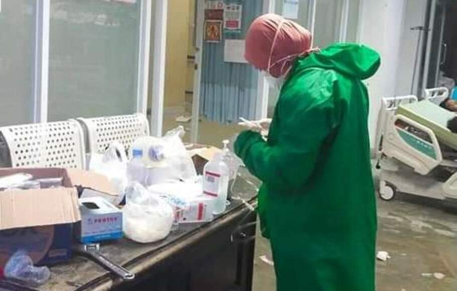 Seorang perawat di Rumah Sakit Regional, Mamuju, Sulawesi Barat, sedang menyiapkan obat untuk melayani pasien korban gempa di wilayah itu, Jumat, 15 Januari 2021.


