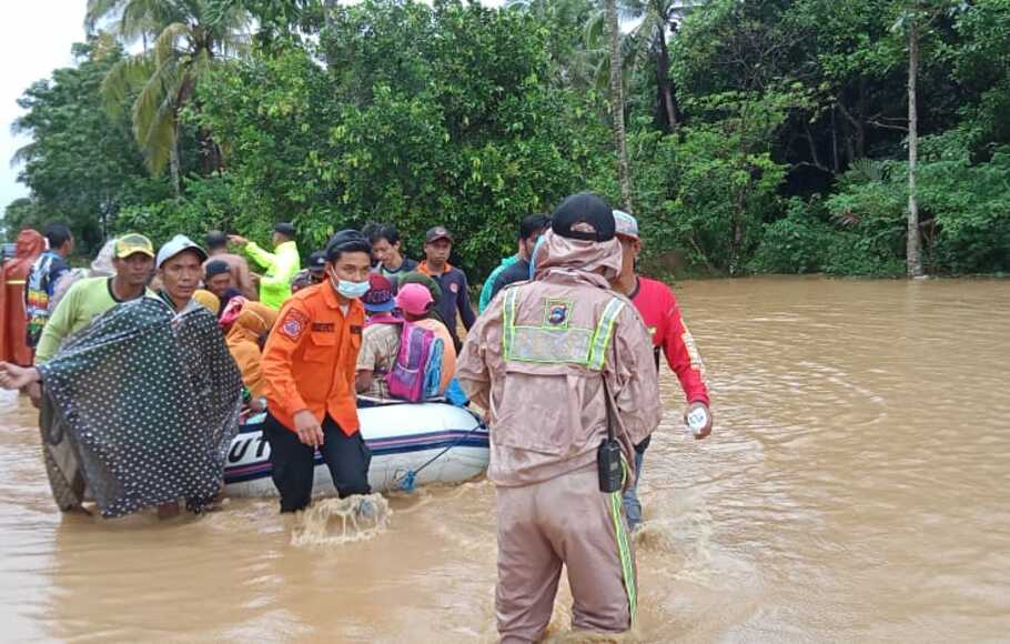 Petugas mengevakusi warga korban banjir di Kalimantan Selatan (Kalsel).