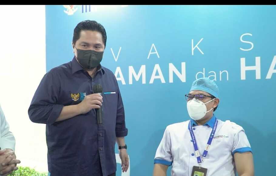 Menteri Erick Thohir saat meninjau kegiatan vaksinasi para tenaga kesehatan, asisten dan penunjang tenaga kesehatan (nakes) di bawah naungan rumah sakit BUMN, yang berlangsung di RS Pusat Pertamina, Jakarta, Senin 18 Januari 2021.
