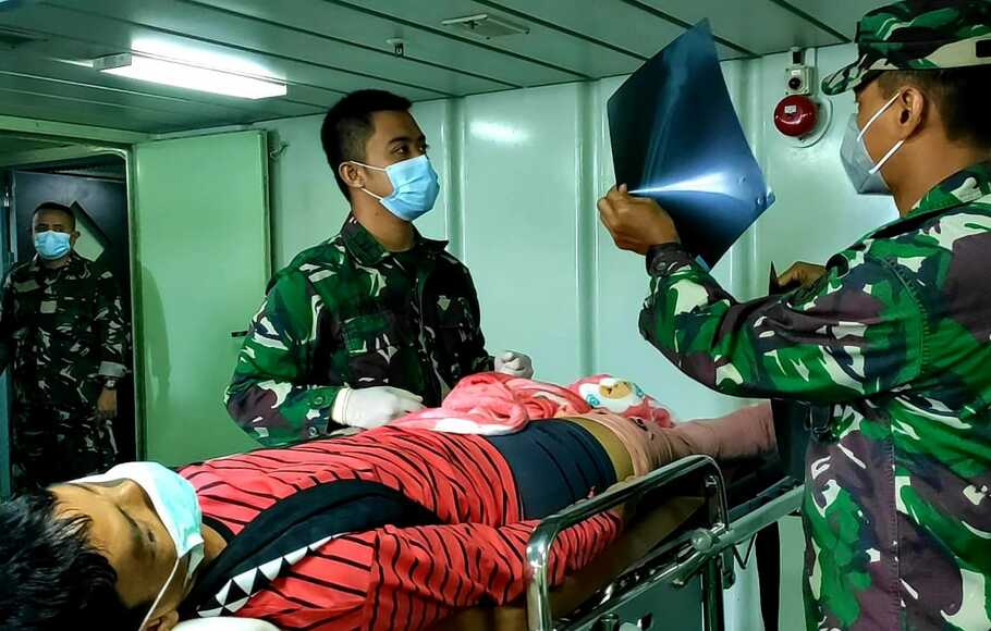 Kapal rumah sakit TNI AL (KRI) dr Soeharso-990 (SHS-990) yang tergabung dalam Satgas Penanggulangan Bencana Alam TNI AL Sulbar langsung lakukan operasi patah tulang pasien korban gempa Mamuju, Selasa 19 Januari 2021.