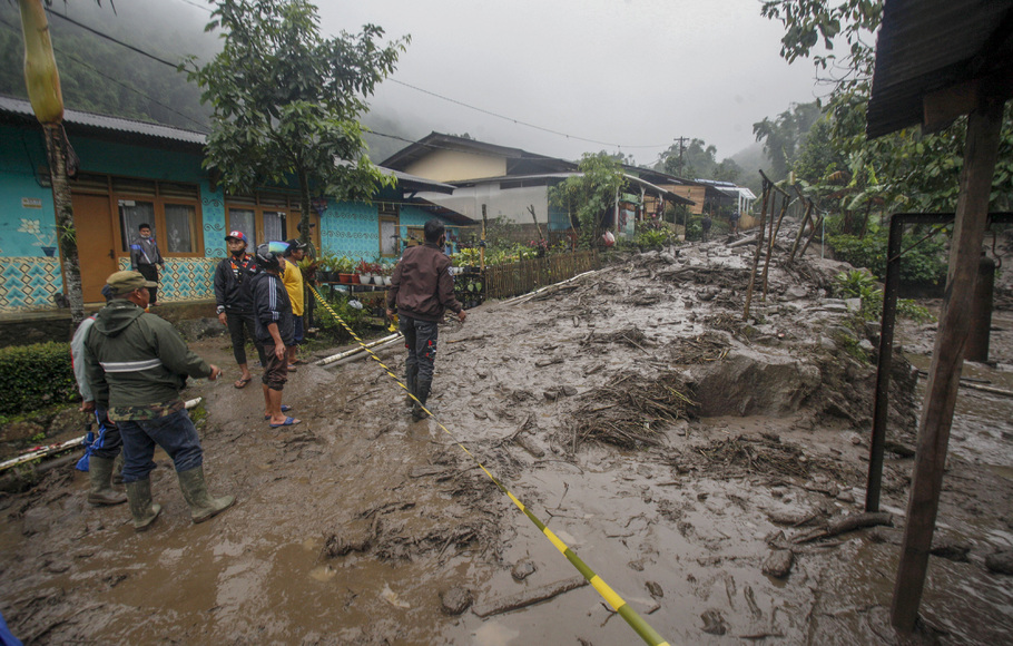 Warga mengamati kondisi pascabanjir bandang yang melanda Kampung Gunung Mas, Tugu Selatan, Cisarua, Kabupaten Bogor, Jawa Barat, Selasa, 19 Januari 2021.
