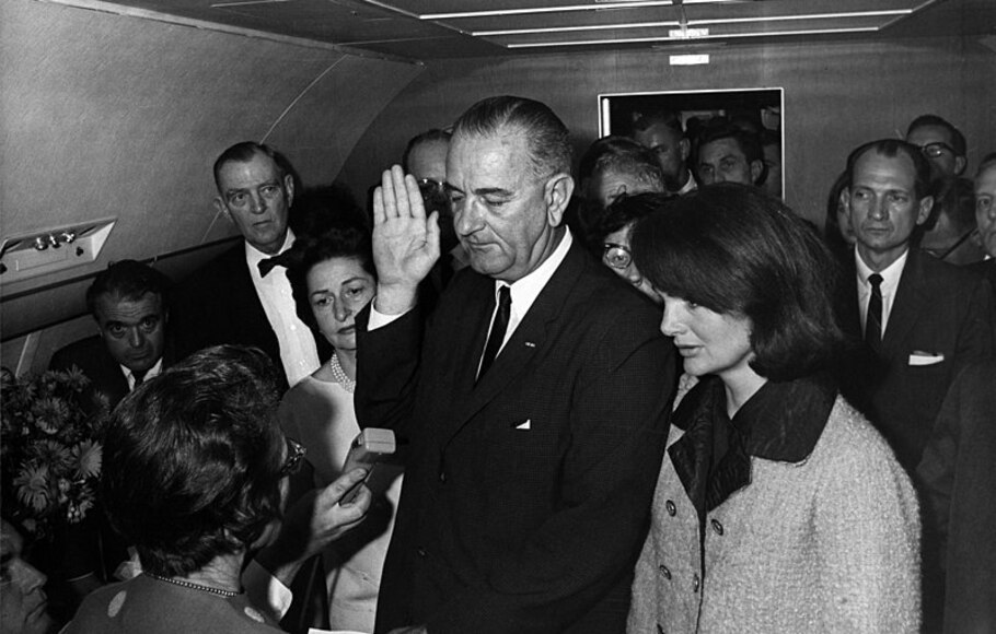 Lyndon B. Johnson dilantik sebagai presiden Amerika Serikat di dalam pesawat kepresidenan Air Force One pada 22 November 1963.