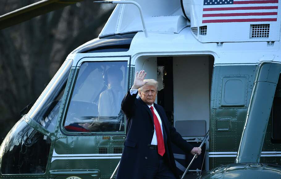 Donald Trump, Rabu, 20 Januari 2021, bersiap meninggalkan Gedung Putih menggunakan helikopter kepresidenan Marine One.