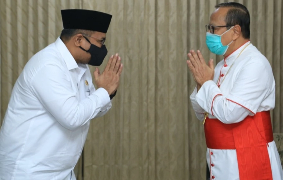 Menteri Agama Yaqut Cholil Qoumas berkunjung ke Uskup Agung Jakarta Mgr. Ignatius Kardinal Suharyo Hardjoatmodjo, di Gereja Katedral Jakarta, 22 Januari 2021.