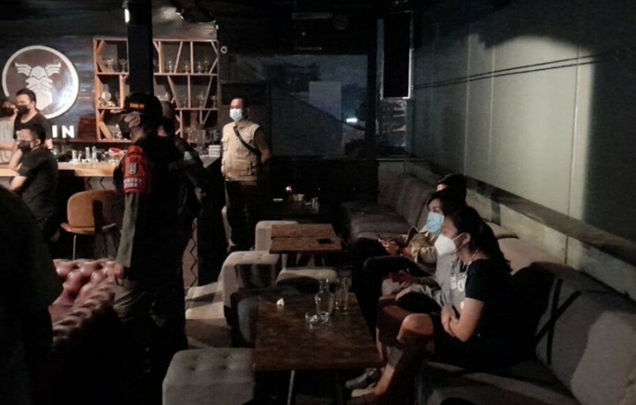 Petugas Satpol PP DKI Jakarta merazia Odin Cafe di Jalan Senopati, Jakarta Selatan, Sabtu (23/1/2021).