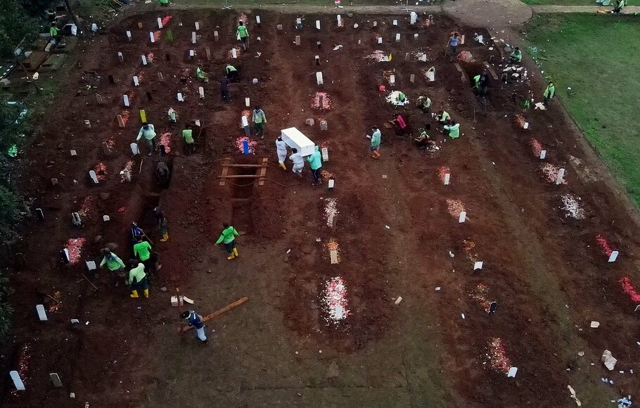 Foto aerial lahan pemakaman dengan protap Covid-19 di TPU Bambu Apus, Jakarta Timur, Minggu, 24 Januari 2021. 