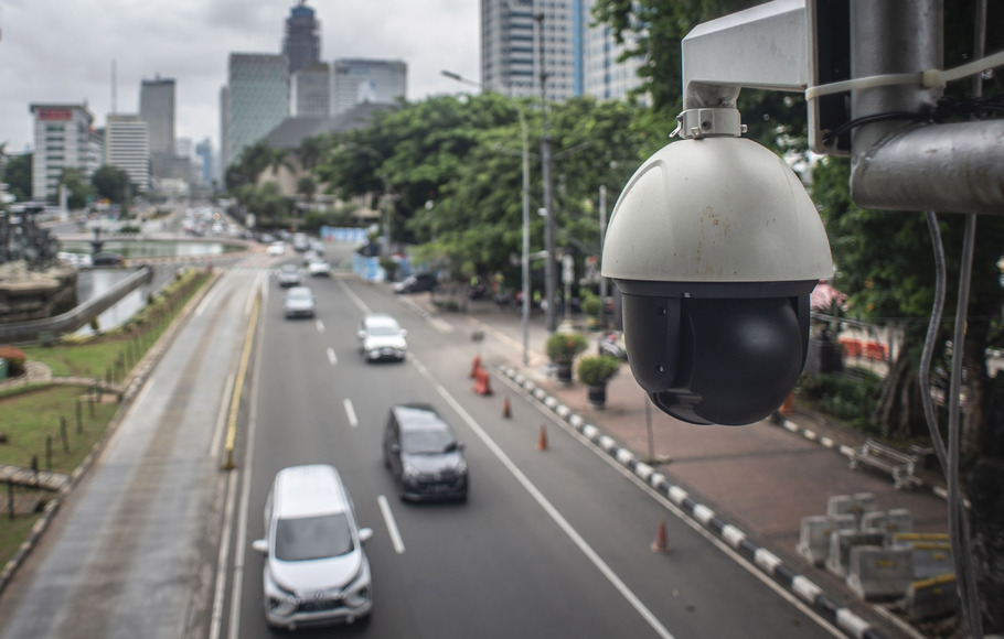交通監視カメラはジャカルタの交通違反率を下げる！