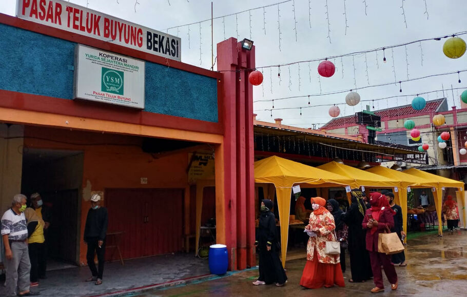 Pasar Teluk Buyung Bekasi, Jawa Barat, menjadi pusat kue tradisional yang buka setiap hari pukul 02.00-08.00 WIB.