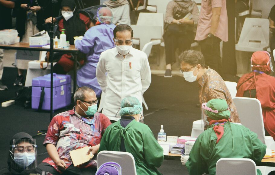 Presiden RI Joko Widodo didampingi Menteri Kesehatan Budi Gunadi Sadikin (kanan), meninjau pelaksannaan vaksinasi Covid-19 secara massal bagi tenaga kesehatan di Jakarta, yang digelar di Istora Senayan, Jakarta, Kamis 4 Februari 2021.