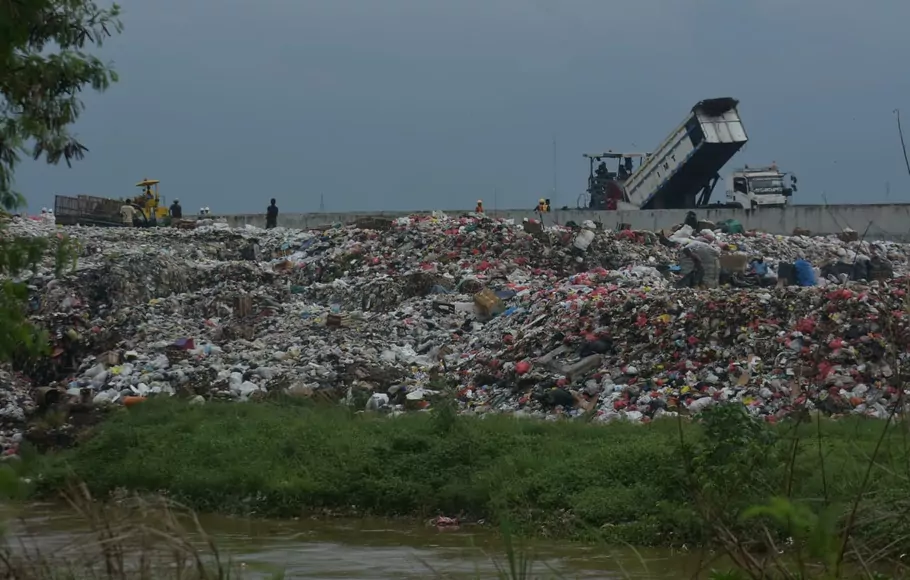 Tumpukan sampah liar di kali CBL, Kecamatan Tambun Selatan, Kabupaten Bekasi, Jawa Barat.
