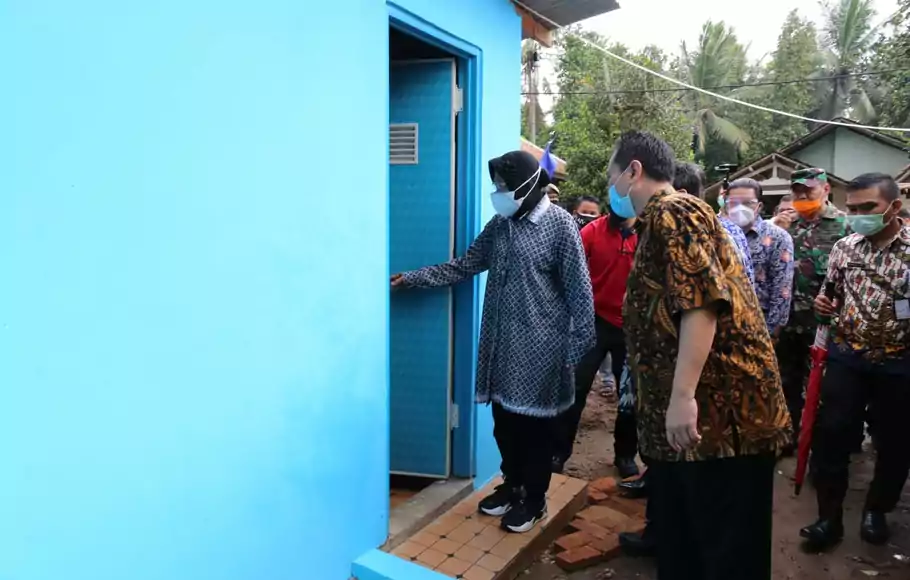 Menteri Sosial Tri Rismaharini meresmikan jalan dan sarana sanitasi dasar di Kampung Jaha, Kelurahan Pageragung, Kecamatan Walantaka, Kota Serang, Banten, Minggu, 7 Februari 2021.
