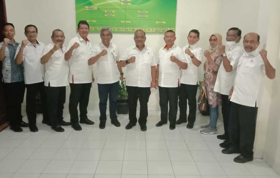 Ketua KONI Pusat, Marciano Norman, bersama pengurus KONI Sumatera Utara. 
