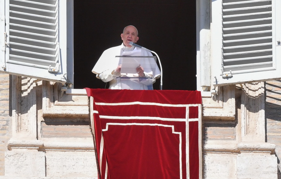 Paus Fransiskus berbicara dari jendela istana apostolik yang menghadap ke Lapangan Santo Petrus saat misa mingguan di Vatikan, Minggu (14/2/2021).