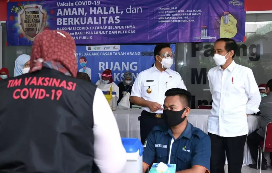 Presiden Jokowi ditemani Gubernur DKI Jakarta Anies Baswedan saat sidak vaksinasi pedagang pasar Tanah Abang, Rabu, 17 Februari 2021. 