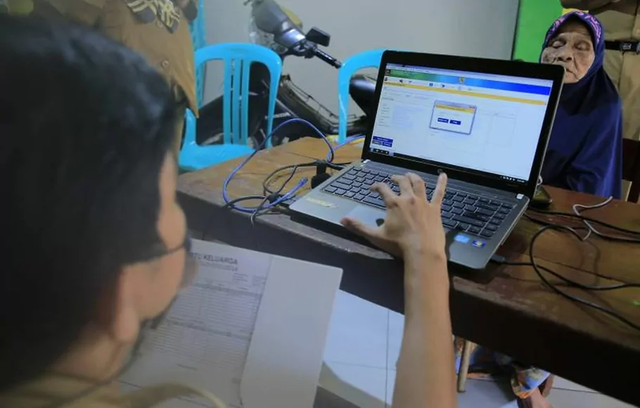 Seorang wanita lanjut usia melakukan perekaman data untuk pembuatan e-KTP di Kota Tangerang, 17 Feb. 2021.