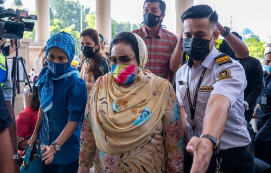 Rosmah Mansor (tengah), istri mantan perdana menteri Malaysia Najib Razak, tiba di kompleks pengadilan Duta untuk sidang dalam persidangan korupsi di Kuala Lumpur, Malaysia, Kamis (18/2/2021).