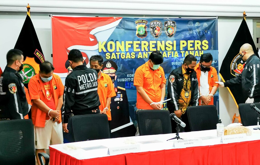 Sejumlah tersangka dalam kasus mafia tanah dihadirkan dalam jumpa pers terkait kasus mafia tanah di Mapolda Metro jaya, Jakarta, Jumat, 19 Februari 2021. 