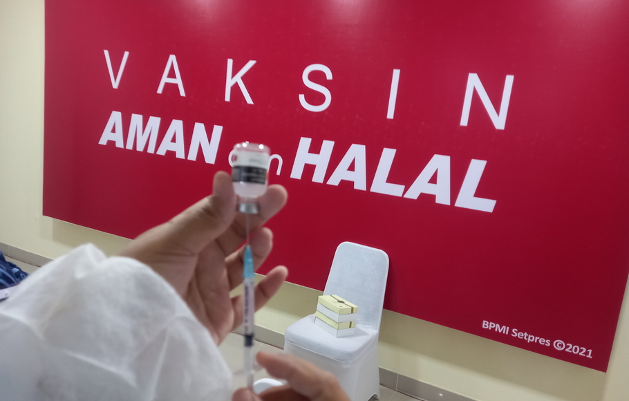 Tenaga kesehatan mengambil vaksin ke suntikan saat hendak melakukan vaksinasi ke guru penerima vaksin untuk mencegah penularan Covid - 19, SMA Negeri 70, Jakarta, Rabu (24/2/2021).