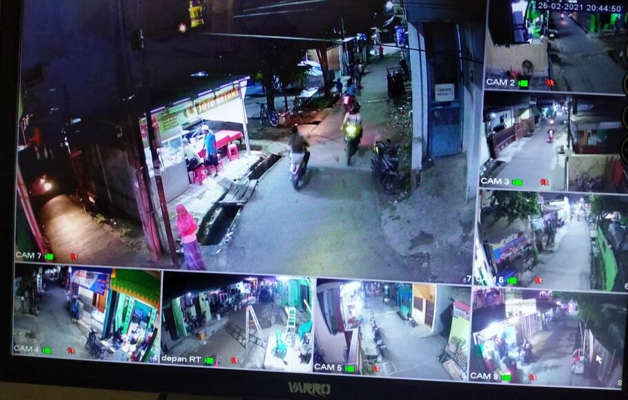 Warga Jalan Kumbang RT 013 RW 01 Kelurahan Pegadungan Kecamatan Kalideres, Jakarta Barat memasang kamera CCTV di lingkungan RT-nya untuk menjaga keamanan lingkungan, Jumat, 26 Februari 2021.