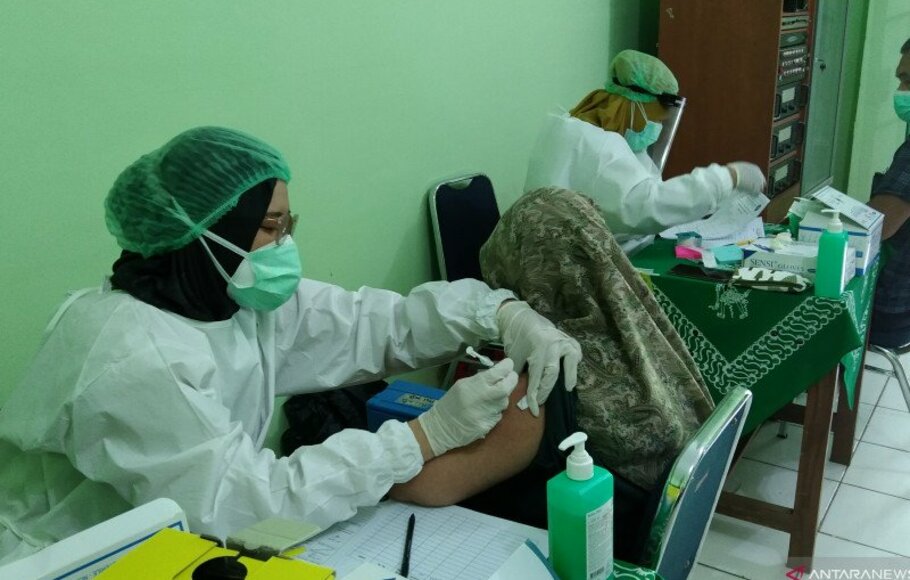 Petugas medis menyuntikkan vaksin Covid-19 kepada warga lansia di Kecamatan Mampang Prapatan, Jakarta Selatan, Senin, 1 Maret 2021.  