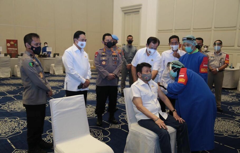 Kapolri Jenderal Listyo Sigit Prabowo dan Ketua Umum PP Polri Hendarso Danuri menyaksikan vaksinasi Covid-19 purnawirawan Polri di Gedung Tribrata, Senin, 8 Maret 2021.