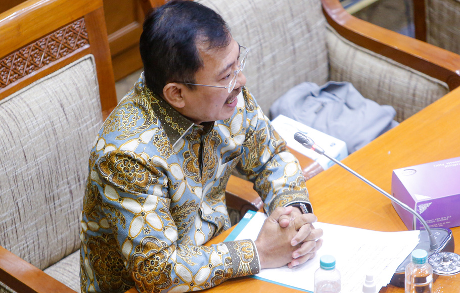 Mantan Menteri Kesehatan Terawan Agus Putranto (kiri) mengikuti rapat kerja dengan Komisi IX DPR di kompleks parlemen, Senayan, Jakarta, Rabu, 10 Maret 2021.