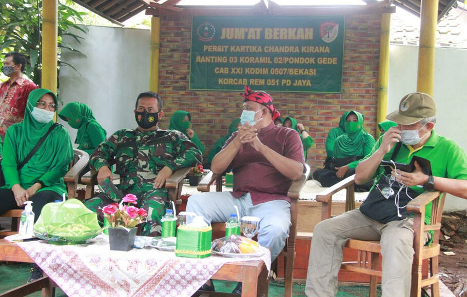 Komandan Kodim 0507/Kota Bekasi Letkol Arm Iwan Aprianto bersama Wakil Wali Kota Bekasi Tri Adhianto mengukuhkan kelompok tani Kampung Sawah, Jumat 12 Maret 2021.