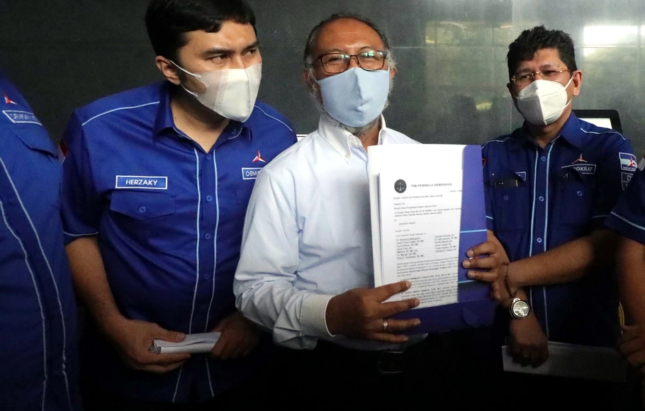 Kuasa hukum DPP Partai Demokrat Bambang Widjojanto (kemeja putih) bersama sejumlah kader Partai Demokrat saat akan mengajukan gugatan perbuatan melawan hukum di Pengadilan Negeri (PN) Jakarta Pusat di Jakarta, Jumat 12 Maret 2021.