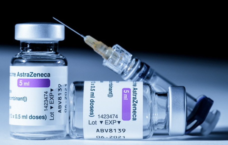 Foto ini menunjukkan botol vaksin Astrazeneca Covid-19 dan alat suntik di Paris, Prancis pada Kamis 11 Maret 2021. 