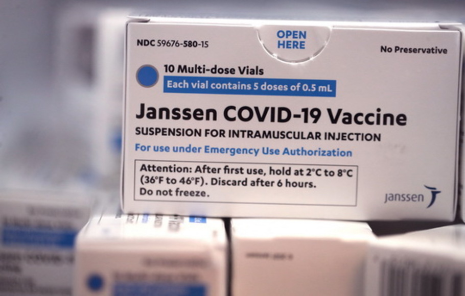 Vaksin Janssen Covid-19 buatan Johnson & Johnson disimpan untuk digunakan dengan karyawan United Airlines di klinik onsite United di Bandara Internasional O'Hare di Chicago, Illinois, AS, Selasa, 9 Maret 2021. 