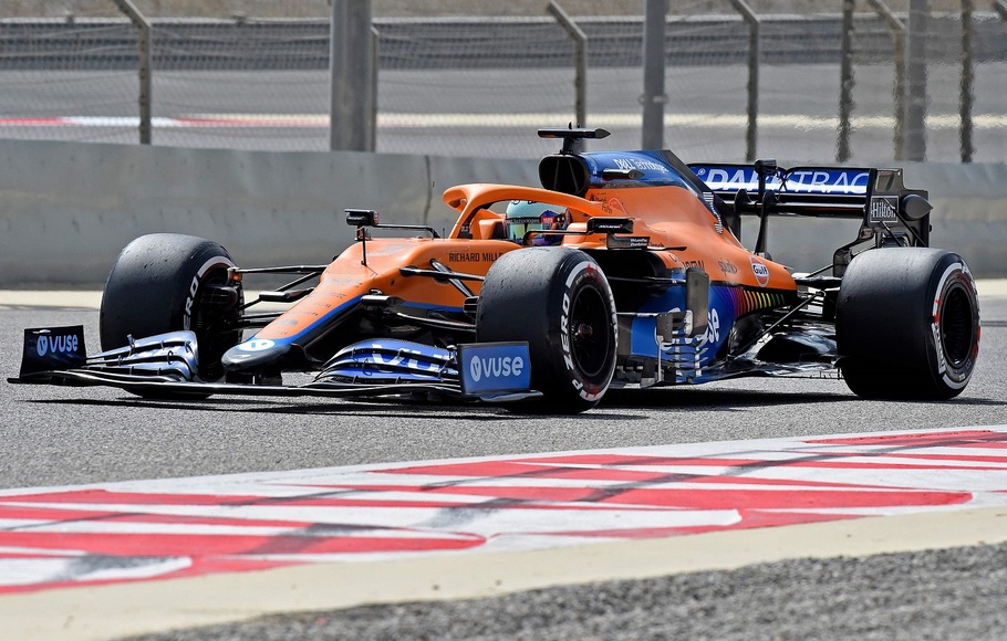 Pembalap tim McLaren, Daniel Ricciardo dalam tes pramusim F1 di Sirkuit Sakhir, Bahrain, Jumat 12 Maret 2021.