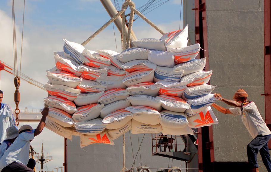 Ilustrasi impor beras.