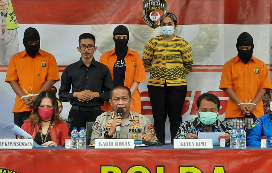 Polda Metro Jaya menghadirkan para tersangka terkait kasus prostitusi daring di Hotel Alona, di Jalan Lestari Nomor 29A, Kreo, Larangan, Kota Tangerang, di Mapolda Metro Jaya, Jumat, 19 Maret 2021.
