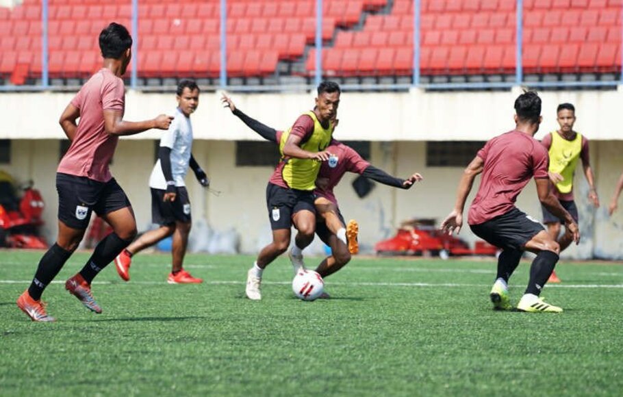 Para pemain PSIS Semarang tengah berlatih.