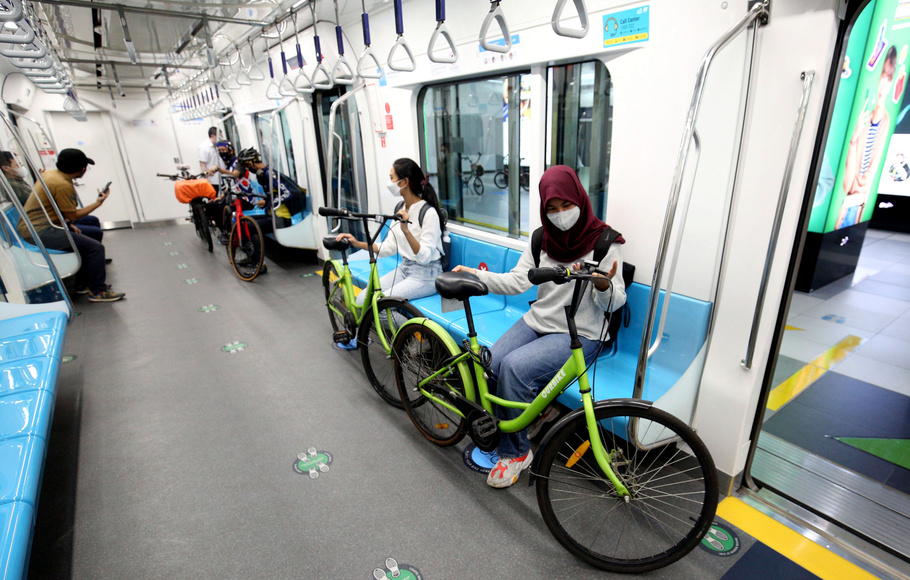 Pesepeda dengan sepedanya di dalam MRT dari Stasiun MRT Bundaran HI dalam rangka melakukan uji coba di Jakarta, Senin, 22 Maret 2021. 