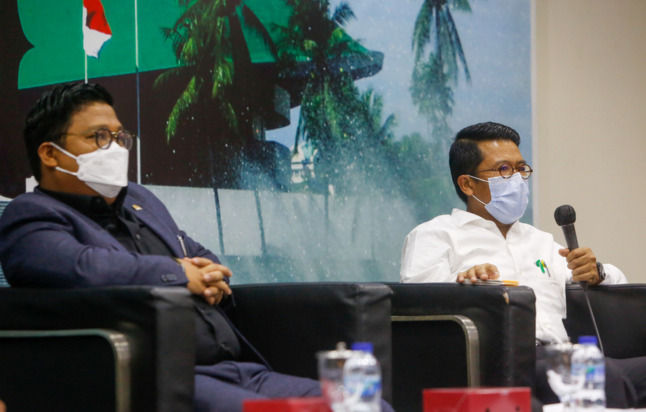 Anggota Komisi V DPR Irwan (kiri) bersama  Anggota Komisi XI DPR Mukhamad Misbakhun menjadi pembicara pada diskusi Forum Legislasi di komplek perlemen, Jakarta, Selasa, 23 Maret 2021.
