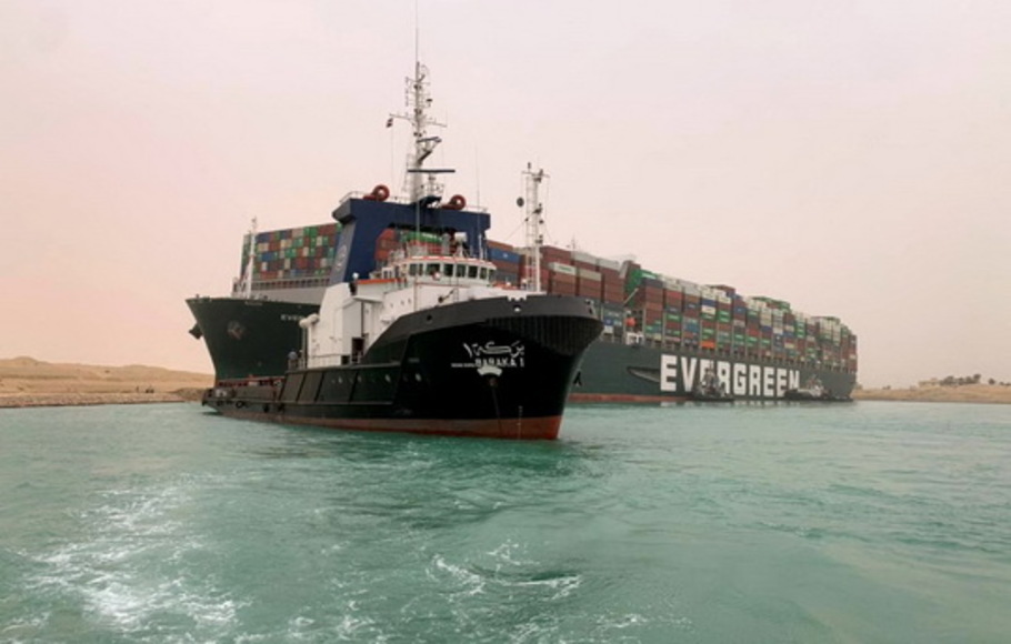 MV Ever Given (Evergreen) milik Taiwan, kapal sepanjang 400 meter dan lebar 59 meter, bersandar ke samping dan menghalangi semua lalu lintas di jalur air Terusan Suez Mesir, Rabu 24 Maret 2021.