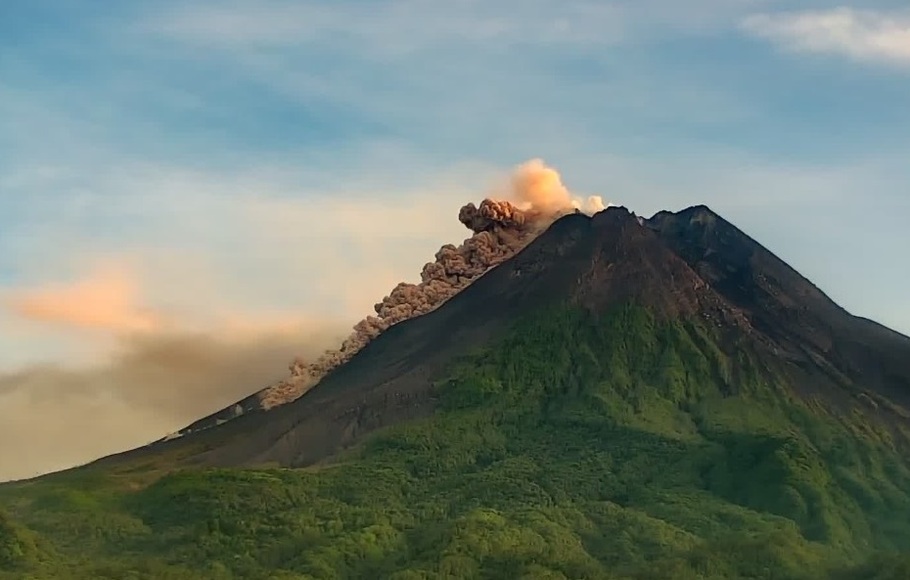 Gunung Merapi di perbatasan Daerah Istimewa Yogyakarta dan Jawa Tengah meluncurkan tujuh kali awan panas guguran dengan jarak luncur maksimum sejauh 1.800 meter ke arah barat daya, Sabtu, 27 Maret 2021.