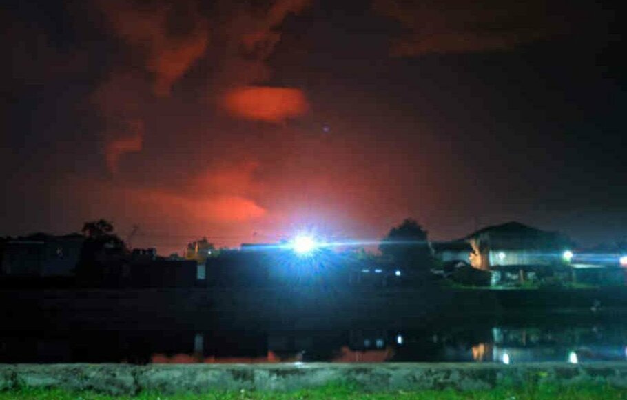 Warna langit yang memerah di sekitar lokasi kilang minyak PT Pertamina RU VI Balongan, Kabupaten Indramayu, Jawa Barat, yang terbakar pada Senin dini hari, 29 Maret 2021.