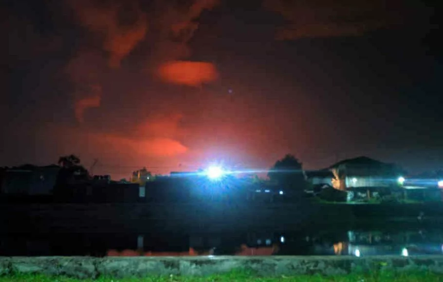 Warna langit yang memerah di sekitar lokasi kilang minyak PT Pertamina RU VI Balongan, Kabupaten Indramayu, Jawa Barat, yang terbakar pada Senin dini hari, 29 Maret 2021.