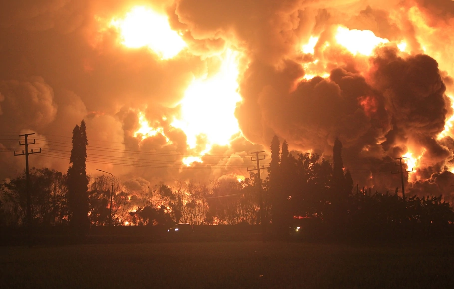 Api membubung tinggi saat terjadi kebakaran di kompleks Kilang Pertamina RU VI Balongan, Indramayu, Jawa Barat, Senin dini hari, 29 Maret 2021. 