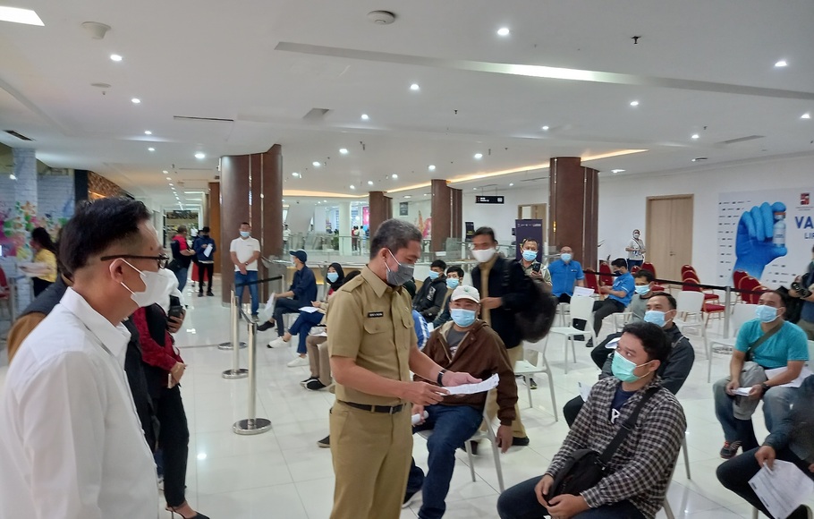 Wakil Wali Kota Bogor Dedie A Rachim didampingi Mall Director Lippo Plaza Ekalokasari Bogor, Henky Hiantoro saat meninjau vaksinasi di Lippo Ekalokasari, Bogor, Senin, 29 Maret 2021.