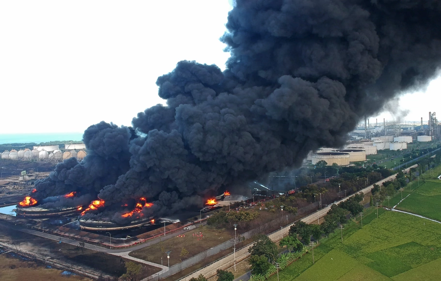 Kepulan asap hitam dari kebakaran tangki minyak milik Pertamina RU VI Balongan, Indramayu, Jawa Barat, Senin, 29 Maret 2021. 