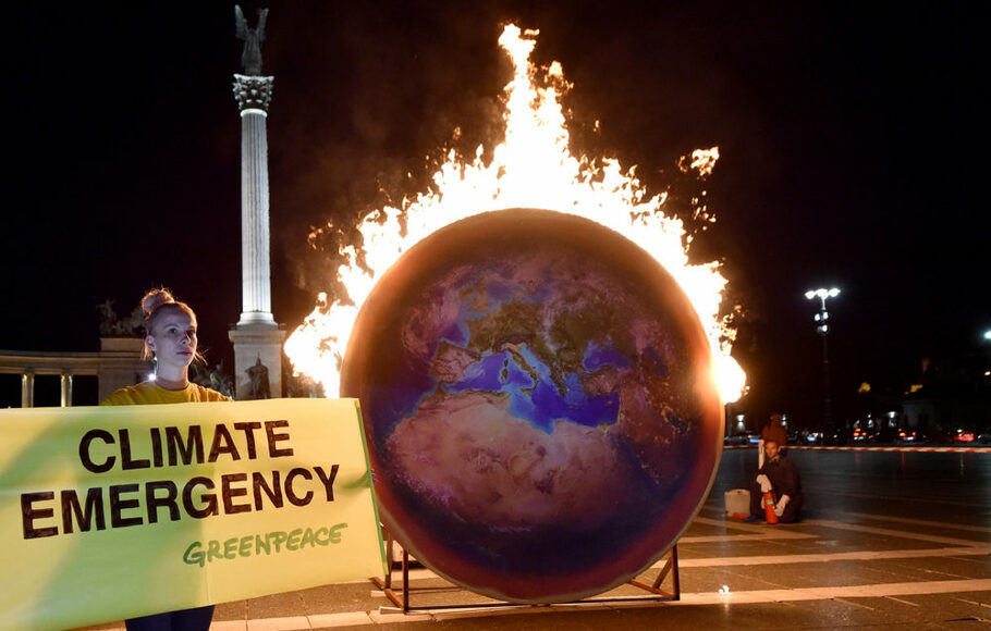 Tiruan bumi terbakar terlihat saat aksi protes Greenpeace atas pemanasan global di alun-alun Heroes di Budapest, Hungaria, pada 4 September 2019. 