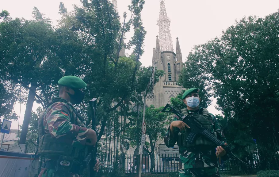 Personel TNI AD berjaga disekitaran gereja Katedral Jakarta, Kamis 1 April 2021 sore.