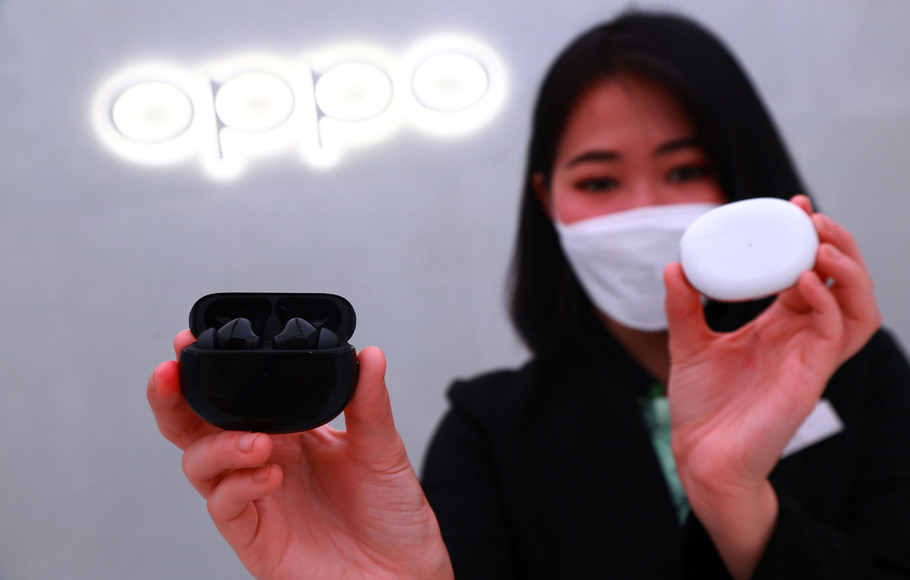 Tenaga pemasar menunjukan OPPO Enco X, di Galery OPPO di Jakarta, 18 Maret 2021. Earphone dengan berat 4,8 gram ini  merupakan hasil pengembangan OPPO selama 15 tahun dan disempurnakan melalui kolaborasi dengan Dynaudio, merek audio Hi-Fi premium di dunia.