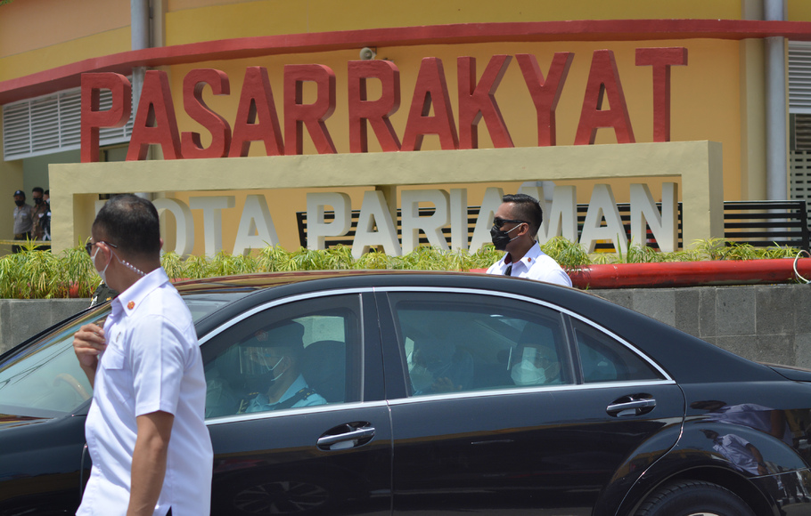 Wakil Presiden Ma'ruf Amin (dalam mobil), usai meninjau dan meresmikan Pasar Rakyat Pariaman, Sumatera Barat, Selasa, 6 April 2021.  