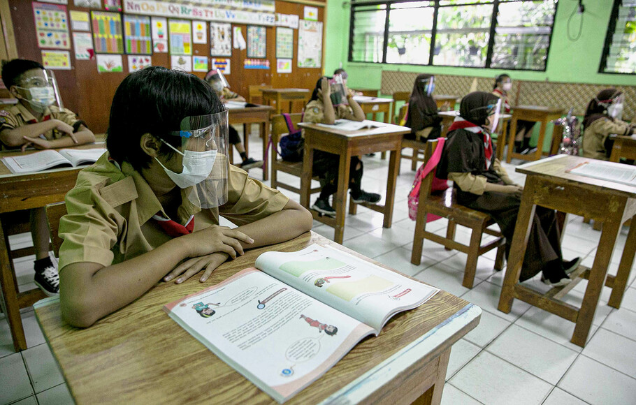 Suasana uji coba pembelajaran tatap muka hari pertama di SDN Kenari 08 pagi, Jakarta, Rabu, 7 April 2021.